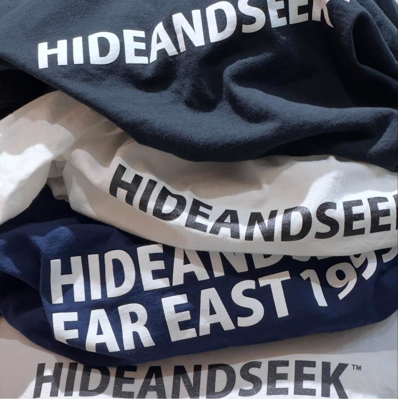 HIDE AND SEEK ハイドアンドシーク / FAR EAST 1995 S/S Tee (24ss) ファーイースト1995 Tシャツ / ネイビー